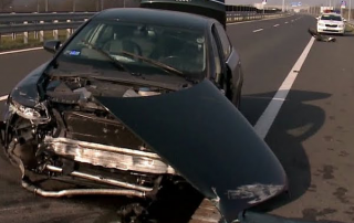 össztört autó az autopályán